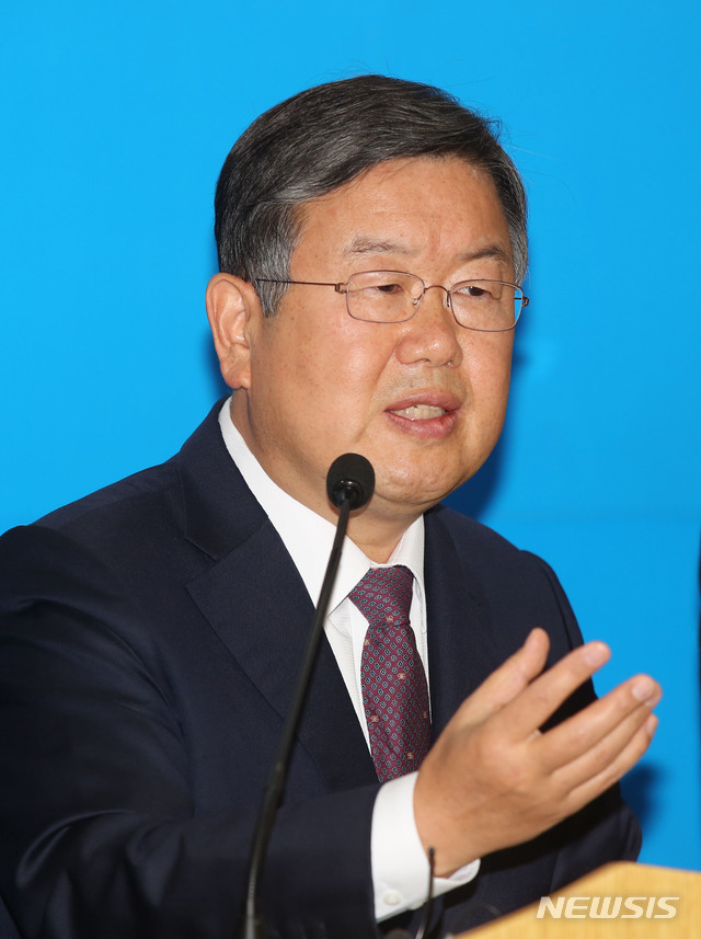 【밀양=뉴시스】김기진 기자 =7일 박일호 경남 밀양시장이 시청 프레스센터에서 부산대학교 밀양캠퍼스에 있는 나노관련학과 등 총 3개 학과를 부산대학교가 양산 캠퍼스로 이전 추진을 검토 중인 것에 대해 반발하는 기자회견을 열고 있다. 2018.11.07. (사진=밀양시 제공) photo@newsis.com