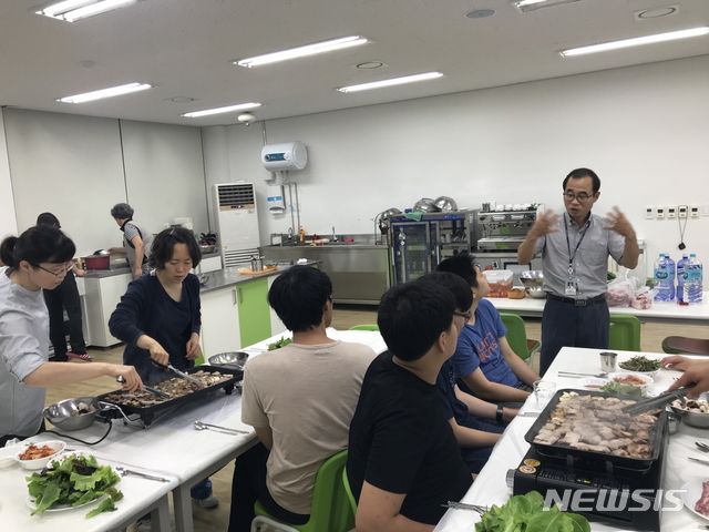 【청주=뉴시스】인진연 기자 = 충북소재 고교 중 유일하게 전공과 과정을 개설한 충북에너지고등학교(에너지고)가 개설 5년 만에 취업률 100%를 달성했다. 사진은 진로캠프 모습. 2018.11.07 (사진=에너지고 제공) photo@newsis.com