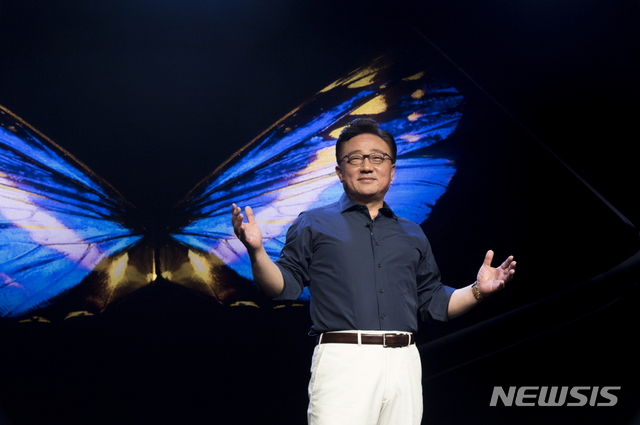 【샌프란시스코(미 캘리포니아주)=뉴시스】11월 7일(현지시간)부터 양일간 미국 샌프란시스코 모스콘센터에서 진행되는 '삼성 개발자 콘퍼런스 2018'에서 고동진 삼성전자 IM부문장(사장)이 기조연설을 하고 있다. 2018.11.08 (사진 = 삼성전자 제공) photo@newsis.com 