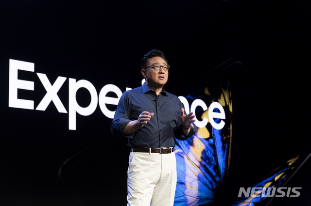 【샌프란시스코(미 캘리포니아주)=뉴시스】7일(현지시간)부터 양일간 미국 샌프란시스코 모스콘센터에서 진행되는 '삼성 개발자 콘퍼런스 2018'에서 고동진 삼성전자 IM부문장(사장)이 기조연설을 하고 있다. 2018.11.08 (사진 = 삼성전자 제공) photo@newsis.com