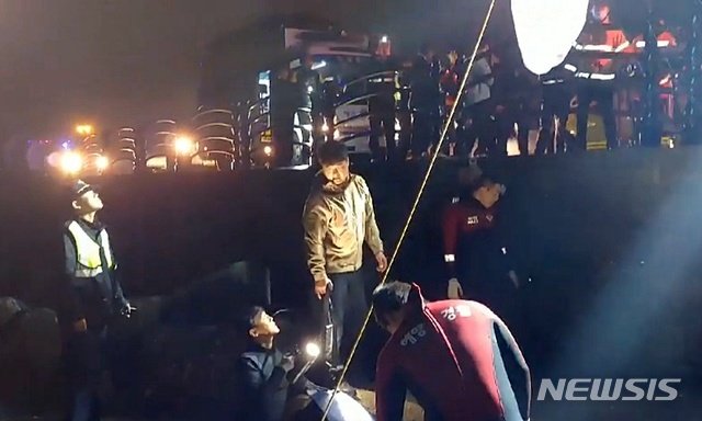 【제주=뉴시스】배상철 기자 = 제주해양경찰이 7일 오후 7시5분께 제주항 7부두 인근에서 제주 해안가에서 숨진 채 발견된 3세 여아의 엄마인 장모(33·경기)씨 시신을 수습하고 있다. 이 변사체는 긴 머리의 여성이며 곤색 꽃무늬 상의에 하의는 검은 레깅스를 착용하고 있었던 것으로 알려졌다. 2018.11.07. (사진=제주해양경찰청 제공) photo@newsis.com 