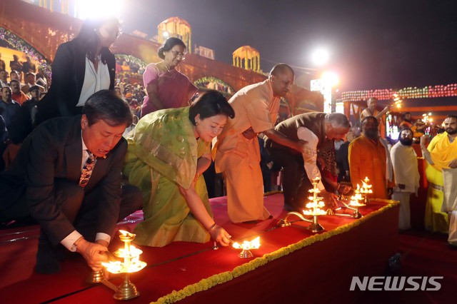 【아요디아(인도)=뉴시스】전신 기자 = 김정숙 여사가 6일(현지시간) 우타르프라데시주 아요디아 나야 가트에서 열린 디왈리 축제 점등행사에 참석해 전통 염원 행사를 하고 있다. 2018.11.07.&nbsp; photo1006@newsis.com 