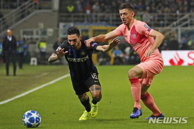 【밀라노(이탈리아)=AP/뉴시스】세르히 삼페르(오른쪽)가 마테오 폴리타노와 경합하고 있다. 