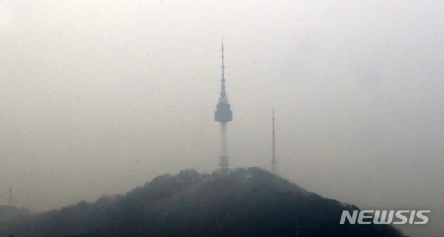 【서울=뉴시스】박주성 기자 = 서울이 초미세먼지 나쁨을 보이고 있는 가운데 7일 오전 서울 중구에서 바라본 남산N타워가 뿌옇게 보이고 있다.&nbsp; 서울과 경기, 인천과 대전, 광주 등 서쪽 지역 곳곳에는 미세먼지와 초미세먼지주의보가 내려진 상태다. 2018.11.07.&nbsp; park7691@newsis.com