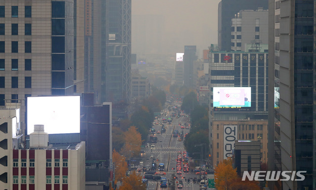 【서울=뉴시스】배훈식 기자 = 수도권 고농도 미세먼지 비상저감조치가 발령된 7일 오전 서울 도심이 짙은 안개와 미세먼지에 갇혀 있다.&nbsp; 기상청은 내일까지 수도권을 비롯한 전국 미세먼지와 초미세먼지 농도가 나쁨 수준을 보일 것으로 예보하며 마스크 착용 등 건강에 주의할 것을 당부했다. 2018.11.07.&nbsp; dahora83@newsis.com