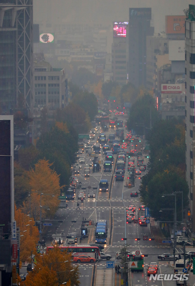 【서울=뉴시스】배훈식 기자 = 수도권 고농도 미세먼지 비상저감조치가 발령된 7일 오전 서울 도심이 짙은 안개와 미세먼지에 갇혀 있다. 기상청은 내일까지 수도권을 비롯한 전국 미세먼지와 초미세먼지 농도가 나쁨 수준을 보일 것으로 예보하며 마스크 착용 등 건강에 주의할 것을 당부했다. 2018.11.07. dahora83@newsis.com