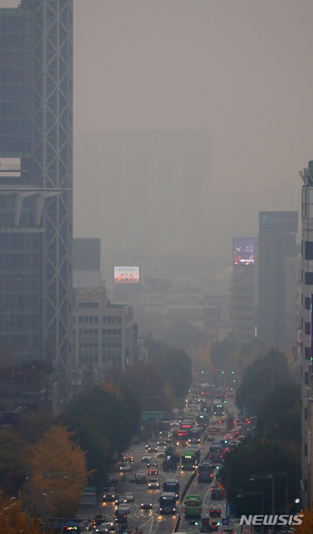 【서울=뉴시스】배훈식 기자 = 수도권 고농도 미세먼지 비상저감조치가 발령된 7일 오전 서울 도심이 짙은 안개와 미세먼지에 갇혀 있다. 기상청은 내일까지 수도권을 비롯한 전국 미세먼지와 초미세먼지 농도가 나쁨 수준을 보일 것으로 예보하며 마스크 착용 등 건강에 주의할 것을 당부했다. 2018.11.07. dahora83@newsis.com