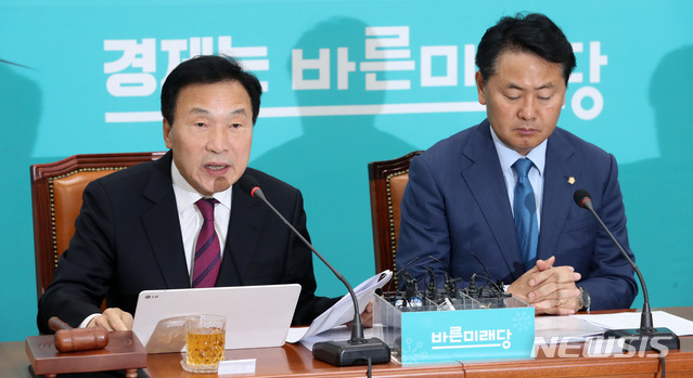 【서울=뉴시스】홍효식 기자 = 바른미래당 손학규 대표가 7일 오전 서울 여의도 국회에서 열린 제27회 최고위원회의에 참석해 모두발언을 하고 있다. 오른쪽은 김관영 원내대표. 2018.11.07. yesphoto@newsis.com