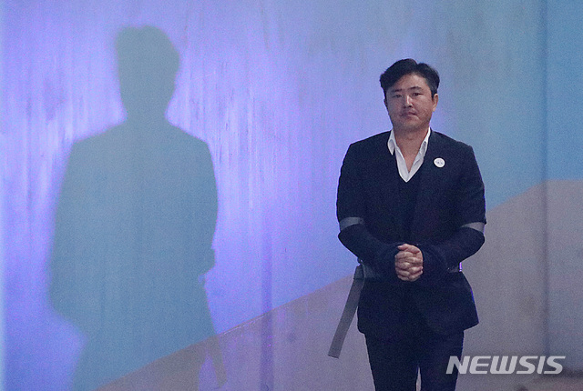【서울=뉴시스】김진아 기자 = '국정농단 폭로' 당사자인 고영태 전 더블루K 이사가 지난해 11월7일 오전 서울 서초구 서울고등법원에서 열린 '세관장 인사 개입' 사기 등 항소심 선고 공판에 출석하고 있다. 2018.11.07. bluesoda@newsis.com