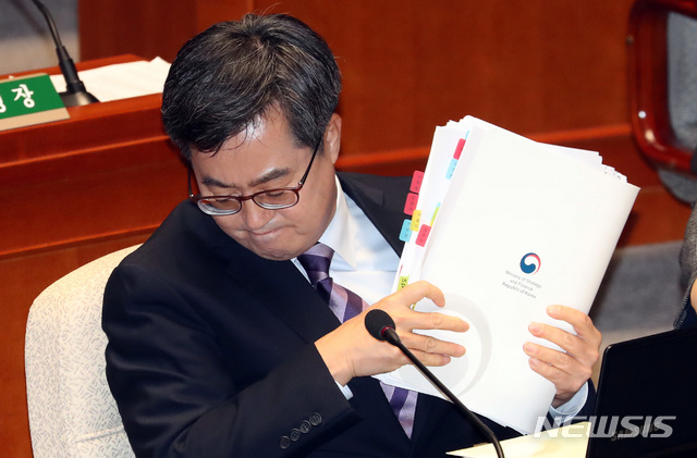 【서울=뉴시스】박영태 기자 = 7일 오전 서울 영등포구 여의도 국회에서 열린 예산결산특별위원회 제5차 전체회의에 김동연 경제부총리 겸 기획재정부 장관이 참석해 자료를 정리하고 있다. 2018.11.07. since1999@newsis.com