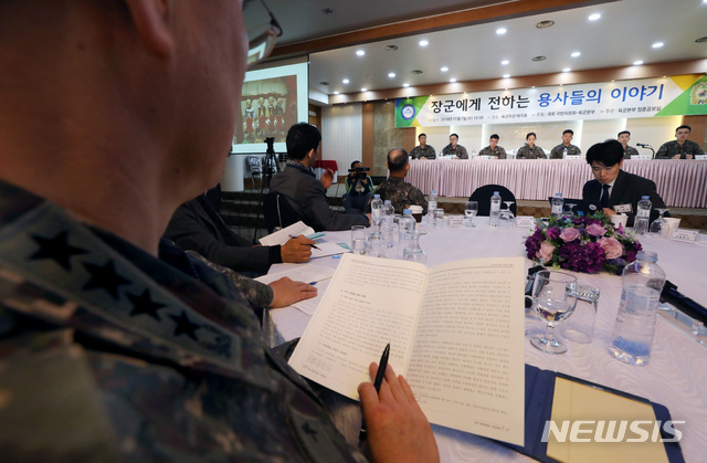 【서울=뉴시스】고승민 기자 = 7일 오전 서울 육군회관에서 국회 국방위원회, 육군본부 주최로 열린 '장군에게 전하는 용사들의 이야기' 세미나에서 김용우 육군참모총장과 휘하 장군들이 군 관련 병사들의 진솔한 의견을 청취하고 있다.&nbsp; 2018.11.07.kkssmm99@newsis.com