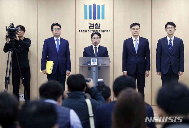 【서울=뉴시스】최동준 기자 = 국군기무사령부의 촛불집회 계엄령 검토 문건 작성 의혹을 수사 중인 노만석 군검 합동수사단 단장이 7일 서울 송파구 서울동부지방검찰청에서 계엄령 문건 관련 중간 수사 결과를 발표하고 있다. 수사단은 소강원 전 기무사 참모장, 기우진 전 5처장 등을 허위공문서 작성 등의 혐의로 불구속 기소했다고 밝혔다. 2018.11.07. photocdj@newsis.com