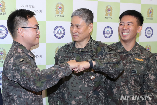 【서울=뉴시스】고승민 기자 = 7일 오전 서울 육군회관에서 국회 국방위원회, 육군본부 주최로 열린 '장군에게 전하는 용사들의 이야기' 세미나에서 시작 전 김용우 육군참모총장이 참여 병사와 기념촬영을 하고 있다. 2018.11.07.kkssmm99@newsis.com