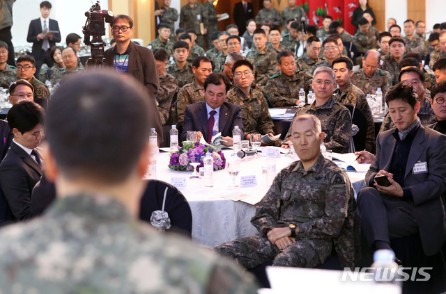 【서울=뉴시스】고승민 기자 = 7일 오전 서울 육군회관에서 국회 국방위원회, 육군본부 주최로 열린 '장군에게 전하는 용사들의 이야기' 세미나에서 김용우 육군참모총장과 휘하 장군들이 군 관련 병사들의 진솔한 의견을 청취하고 있다. 2018.11.07.kkssmm99@newsis.com
