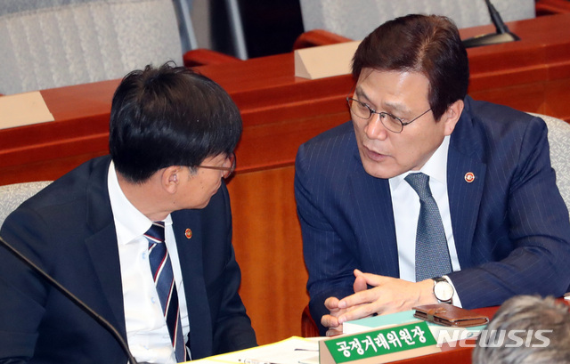 【서울=뉴시스】박영태 기자 = 7일 오전 서울 영등포구 여의도 국회에서 열린 예산결산특별위원회 제5차 전체회의에서 최종구 금융위원장이 김상조 공정거래위원장과 이야기를 나누고 있다. 2018.11.07.since1999@newsis.com