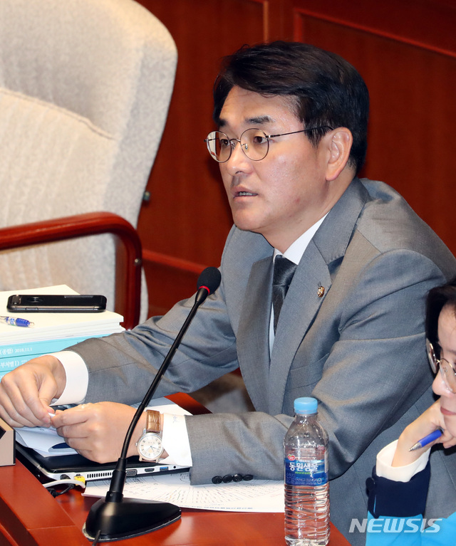 【서울=뉴시스】박영태 기자 = 7일 오전 서울 영등포구 여의도 국회에서 열린 예산결산특별위원회 제5차 전체회의에서 박용진 더불어민주당 의원이 최종구 금융위원장에게 삼성바이오로직스의 분식회계에 대해 질의하고 있다. 2018.11.07.since1999@newsis.com