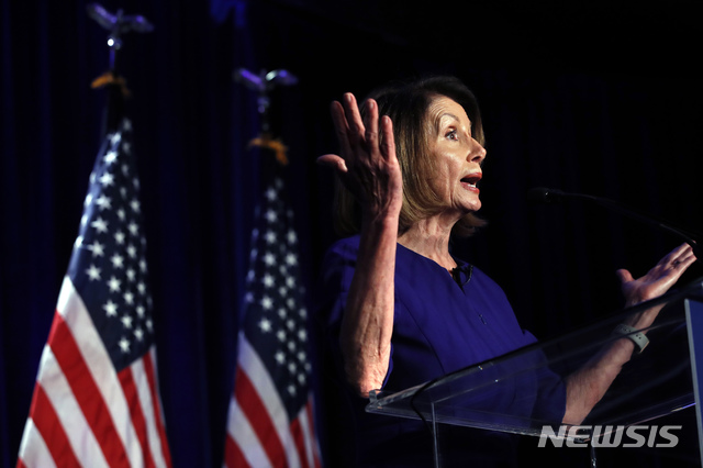 【워싱턴=AP/뉴시스】 낸시 펠로시 민주당 하원 원내대표는 6일(현지시간) 자정을 앞두고 연단에 서서 "민주당이 하원 다수당이 됐다"며 승리를 자축하고 있다. 2018.11.07.
