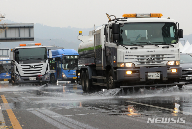 【서울=뉴시스】박주성 기자 = 종로구 물청소 차량들이 7일 오전 서울 종로구 세종대로에서 물청소 작업을 하고 있다. 2018.11.07. park7691@newsis.com