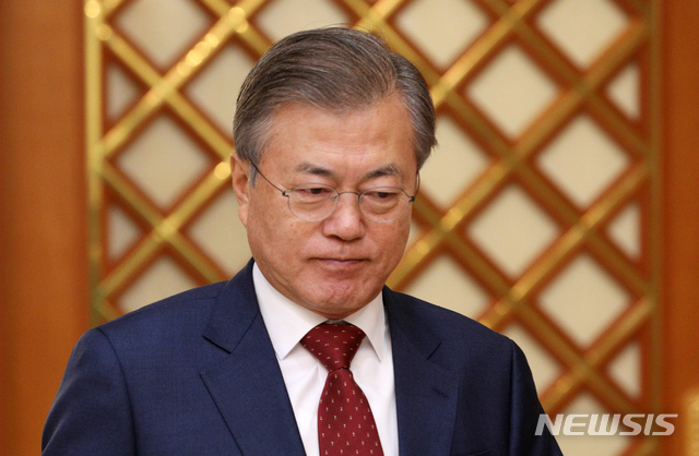 【서울=뉴시스】박진희 기자 = 문재인 대통령이 7일 청와대 충무실에서 권구훈 신임 북방경제협력위원회 위원장에게 위촉장을 수여에 참석하고 있다. 2018.11.07.&nbsp; pak7130@newsis.com