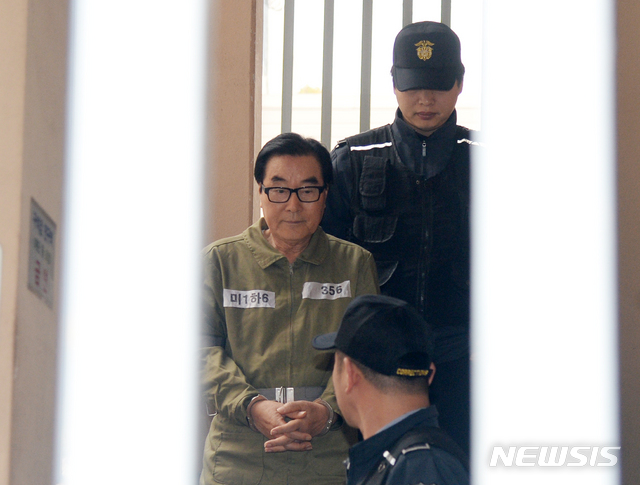 【전주=뉴시스】김얼 기자= 골프장 인허가 확장 과정에서 뇌물 수수 혐의를 받던 전 전라북도 최규호 교육감이 도주 8년 만에 검거된 7일 전북 전주시 전주지방검찰청에서 검찰 관계자들이 최규호 교육감을 호송차로 송치하고 있다. 2018.11.07pmkeul@newsis.com