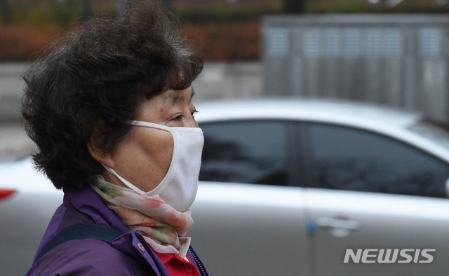 【대전=뉴시스】함형서 기자 = 대전 전지역에 초미세먼지주의보가 발효된 7일 오전 대전 서구 둔산동 대전시청 앞에서 시민들이 마스크를 쓰고 걷고 있다. 2018.11.07foodwork23@newsis.com