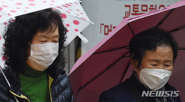 【대전=뉴시스】함형서 기자 = 대전 전지역에 초미세먼지주의보가 발효된 7일 오전 대전 서구 둔산동 대전시청 앞에서 시민들이 마스크를 쓰고 걷고 있다. 2018.11.07 foodwork23@newsis.com