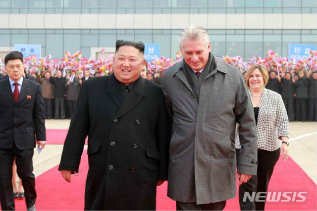 【서울=뉴시스】 북한 노동신문은 김정은 국무위원장이 지난 6일 평양국제비행장에서 미겔 디아스카넬 쿠바 국가평의회 의장을 환송했다고 7일 보도했다. 2018.11.07. (출처=노동신문)&nbsp; photo@newsis.com