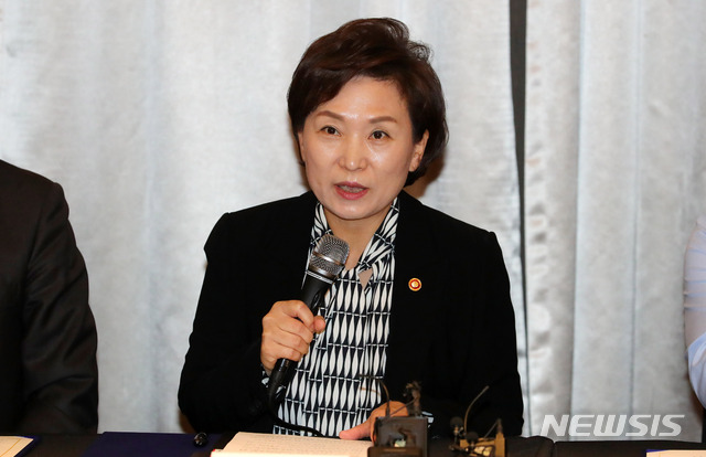 【서울=뉴시스】배훈식 기자 = 김현미 국토교통부 장관이 7일 오후 서울 여의도 글래드 호텔에서 열린 건설산업 생산구조 혁신 노사정 선언식 참석, 인사말을 하고 있다. 2018.11.07. dahora83@newsis.com