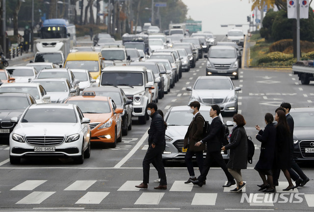 【서울=뉴시스】최동준 기자 = 미세먼지가 가득한 7일 서울 강남구 영동대로 일대에서 한 시민들이 마스크를 쓰고 거리를 걷고 있다. 2018.11.07. photocdj@newsis.com