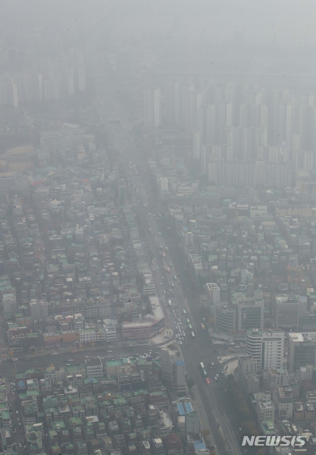 【서울=뉴시스】고범준 기자 = 서울을 포함한 수도권과 충청, 호남 지역에 초미세먼지주의보가 내려진 7일 오후 서울 송파구 롯데월드타워에서 바라본 서울 도심이 뿌옇게 보이고 있다. 2018.11.07.&nbsp; bjko@newsis.com