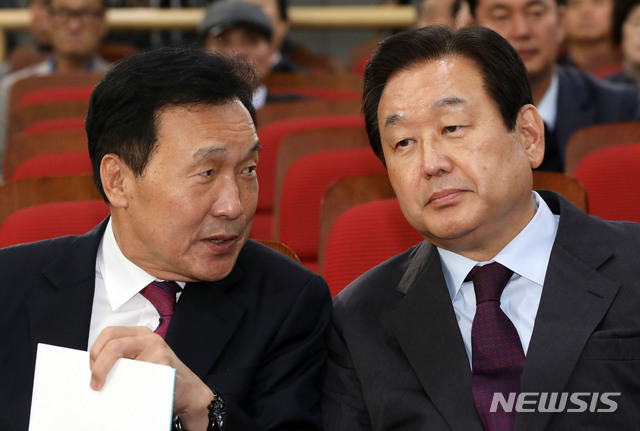 【서울=뉴시스】홍효식 기자 = 7일 오후 서울 여의도 국회 의원회관 제2소회의실에서 열린 이·통장 처우 개선을 위한 정책 토론회에 참석한 바른미래당 손학규(왼쪽) 대표와 자유한국당 김무성 의원이 대화를 나누고 있다. 2018.11.07. yesphoto@newsis.com