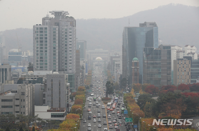 【서울=뉴시스】김진아 기자 = 서울을 포함한 수도권과 충청, 호남 지역에 초미세먼지주의보가 내려진 7일 오후 서울 도심이 뿌옇게 보이고 있다. 2018.11.07. bluesoda@newsis.com
