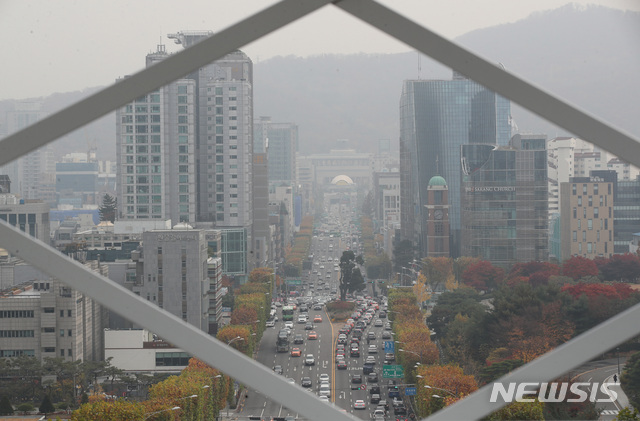 【서울=뉴시스】김진아 기자 = 서울을 포함한 수도권과 충청, 호남 지역에 초미세먼지주의보가 내려진 7일 오후 서울 도심이 뿌옇게 보이고 있다. 2018.11.07.&nbsp; bluesoda@newsis.com