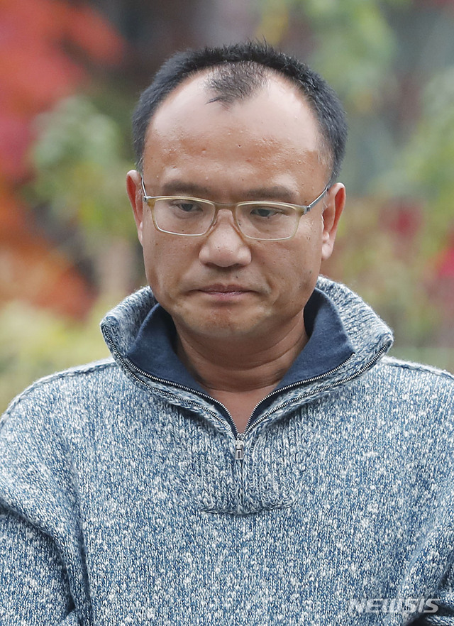 【수원=뉴시스】최동준 기자 = 폭행과 강요 혐의 등으로 체포된 양진호 한국미래기술 회장이 7일 경기 수원시 경기남부지방경찰청으로 압송되고 있다. 2018.11.07.&nbsp; photocdj@newsis.com