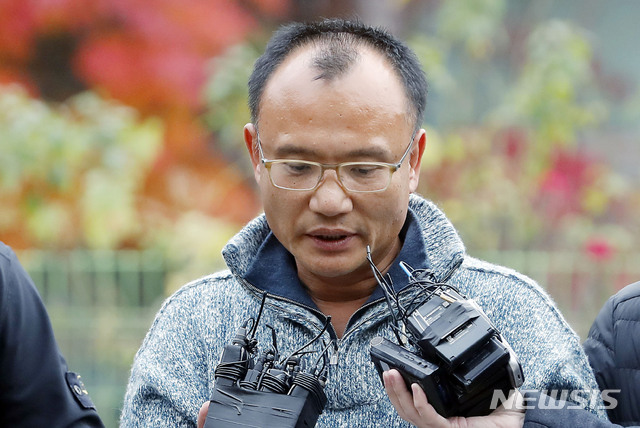 【수원=뉴시스】최동준 기자 = 폭행과 강요 혐의 등으로 체포된 양진호 한국미래기술 회장이 7일 경기 수원시 경기남부지방경찰청으로 압송되며 취재진 질문에 답변하고 있다. 2018.11.07. photocdj@newsis.com