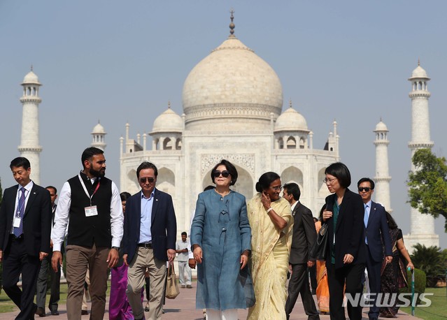 【아그라(인도)=뉴시스】전신 기자 = 김정숙 여사가 7일 우타르프라데시주 아그라 타지마할을 둘러본 뒤 나서고 있다. 2018.11.07.&nbsp; photo1006@newsis.com
