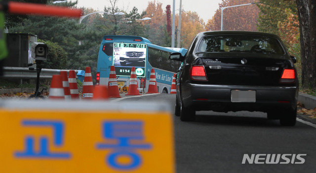 【서울=뉴시스】추상철 기자 = 미세먼지 비상저감조치가 발령된 7일 오후 서울 마포구 성산대교 인근 도로에서 한국환경공단 직원이 차량 배출가스 원격측정 단속을 실시하고 있다. 2018.11.07. scchoo@newsis.com