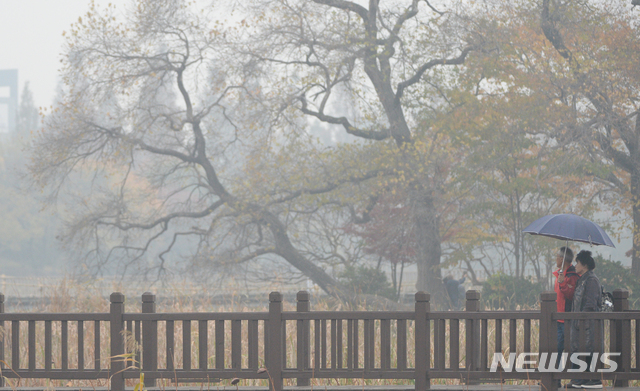 【전주=뉴시스】김얼 기자= 전국적으로 연일 미세먼지가 지속된 7일 전북 전주시 덕진구 덕진공원에 산책을 나온 시민들 뒤로 매우 나쁨 수준의 미세먼지가 뿌옇게 가득 차 있다. 2018.11.07pmkeul@newsis.com