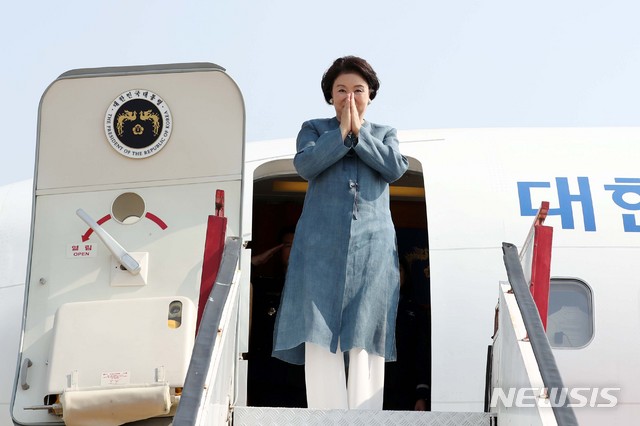 【아그라(인도)=뉴시스】전신 기자 = 인도 방문 일정을 마친 김정숙 여사가 7일 우타르프라데시주 아그라 군공항에서 공군 2호기에 탑승하며 환송 인사들에 인사를 하고 있다. 2018.11.07.&nbsp; photo1006@newsis.com
