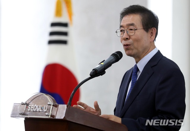 【서울=뉴시스】조성봉 기자 = 7일 오후 서울 중구 서울시청 서소문청사 후생동 강당에서 열린 안전도시 서울플랜 선포식 및 안전보안관 발대식에서 박원순 서울시장이 인사말을 하고 있다. 2018.11.07. suncho21@newsis.com