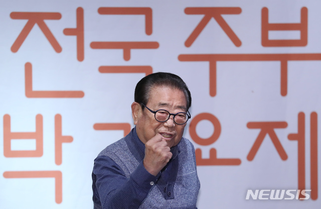 【서울=뉴시스】고승민 기자 = 7일 오후 서울 그랜드 하얏트 서울 에서 열린 '우고스와 함께 하는 송해 전국 주부 대박 가요제' 기자회견에서 원로 방송인 송해가 포즈를 취하고 있다.송해 전국 주부 대박 가요제는 내달 14일 오후5시 KBS아레나에서 열린다. 본선 무대는 남진, 조항조, 진미령, 김수희, 한혜진, 희로애락 등 인기 가수들이 게스트로 출연하며 이상벽, 윤경화 아나운서가 진행한다. 2018.11.07.kkssmm99@newsis.com