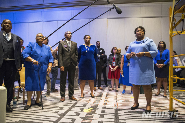 【조지아=AP/뉴시스】 중간선거에서 조지아 주지사에 도전한 스테이시 에이브럼스(오른쪽) 민주당 후보는 7일(현지시간) 부재자, 해외거주자 투표 등 모든 미검표가 완료돼야 한다고 촉구했다. 