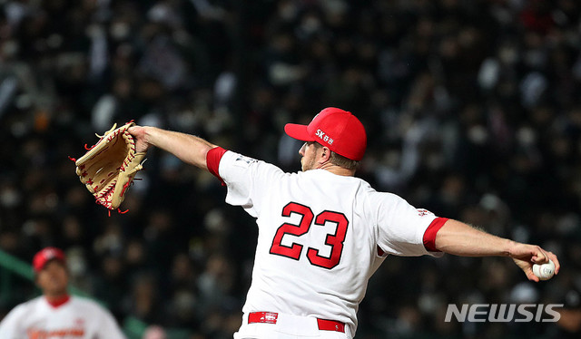 【인천=뉴시스】추상철 기자 = 7일 오후 인천 미추홀구 SK행복드림구장에서 열린 2018 신한은행 마이카 KBO 한국시리즈 3차전 두산베어스와 SK와이번스의 경기. SK 선발투수 켈리가 역투하고 있다. 2018.11.07. scchoo@newsis.com