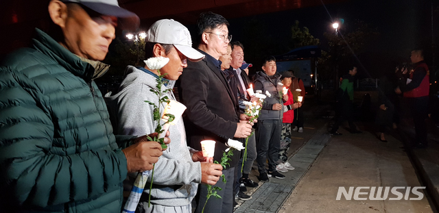 【거제=뉴시스】김성찬 기자 = 지난해 10월 4일 새벽 경남 거제시에서 발생한 '묻지마 폭행 살인사건' 피해여성을 기리기 위해 시민들이 추모제에 참석했다. 2018.11.07. kims1366@newsis.com