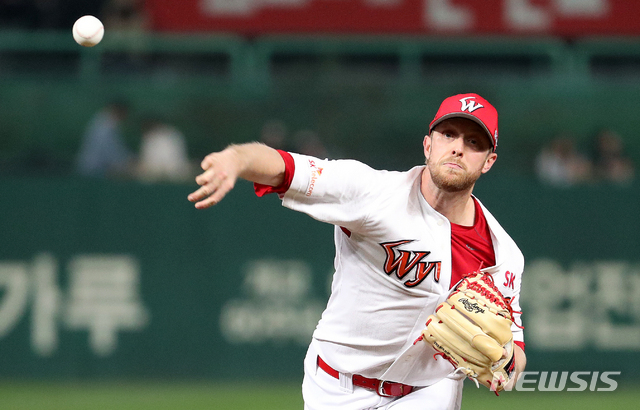 【인천=뉴시스】김선웅 기자 = 7일 오후 인천 미추홀구 SK행복드림구장에서 열린 2018 신한은행 마이카 KBO 한국시리즈 3차전 두산베어스와 SK와이번스의 경기. 1회초 SK 선발 켈리가 역투하고 있다. 2018.11.07.&nbsp; mangusta@newsis.com