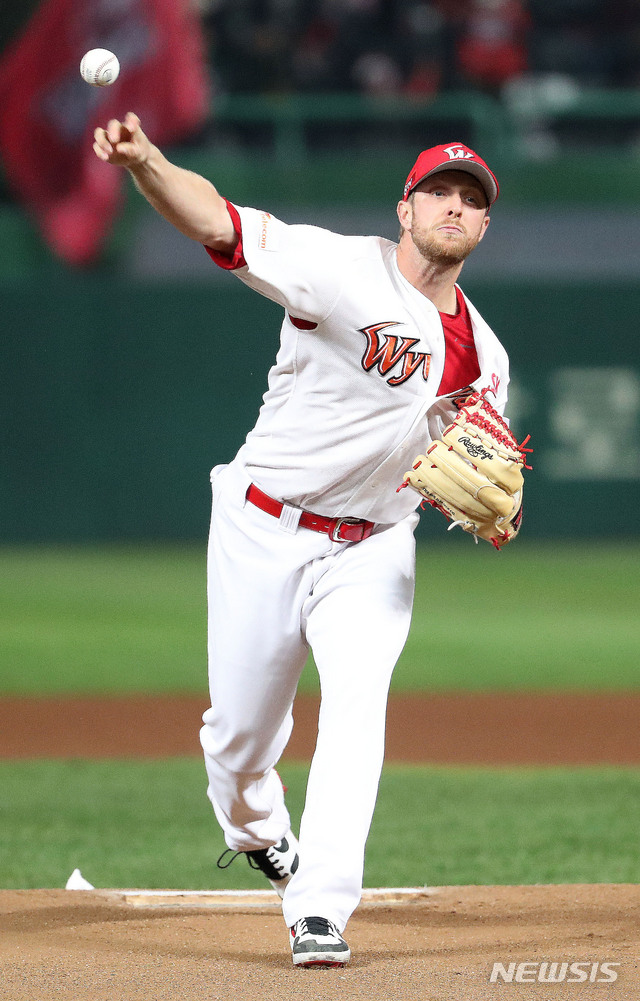 【인천=뉴시스】김선웅 기자 = 7일 오후 인천 미추홀구 SK행복드림구장에서 열린 2018 신한은행 마이카 KBO 한국시리즈 3차전 두산베어스와 SK와이번스의 경기. 1회초 SK 선발 켈리가 역투하고 있다. 2018.11.07. mangusta@newsis.com