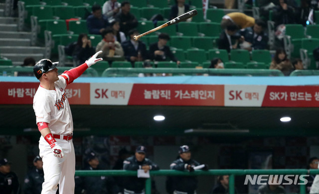 【인천=뉴시스】추상철 기자 = 7일 오후 인천 미추홀구 SK행복드림구장에서 열린 2018 신한은행 마이카 KBO 한국시리즈 3차전 두산베어스와 SK와이번스의 경기. 1회말 1아웃 주자1,2루 상황에서&nbsp; SK 로맥이 홈런을 때리고 있다. 2018.11.07. scchoo@newsis.com