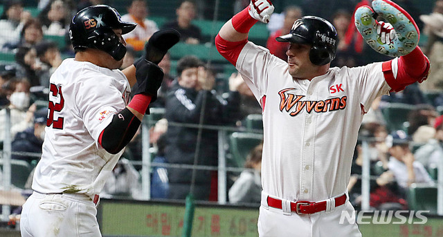 【인천=뉴시스】추상철 기자 = 7일 오후 인천 미추홀구 SK행복드림구장에서 열린 2018 신한은행 마이카 KBO 한국시리즈 3차전 두산베어스와 SK와이번스의 경기. 1회말 1아웃 주자1,2루 상황에서 3점 홈런을 때린 SK 로맥이 기뻐하고 있다. 2018.11.07. scchoo@newsis.com