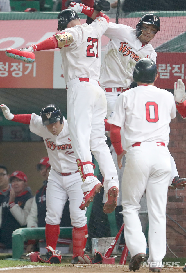 【인천=뉴시스】김선웅 기자 = 7일 오후 인천 미추홀구 SK행복드림구장에서 열린 2018 신한은행 마이카 KBO 한국시리즈 3차전 두산베어스와 SK와이번스의 경기. 1회말 1사 주자 1,2루 상황 SK 로맥이 홈런을 날린 후 기뻐하고 있다. 2018.11.07.&nbsp; mangusta@newsis.com 