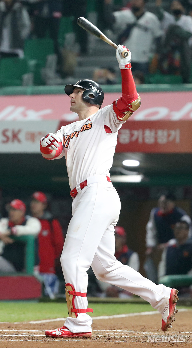 【인천=뉴시스】김선웅 기자 = 7일 오후 인천 미추홀구 SK행복드림구장에서 열린 2018 신한은행 마이카 KBO 한국시리즈 3차전 두산베어스와 SK와이번스의 경기. 1회말 1사 주자 1,2루 상황 SK 로맥이 홈런을 날리고 있다. 2018.11.07. mangusta@newsis.com